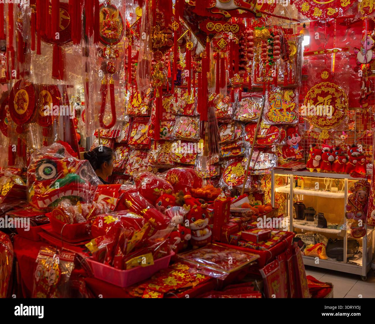 Negozio di articoli per il Capodanno cinese a Chinatown, Singapore. Gli articoli includono pacchetti rossi, hong kong, decorazioni murali, dui lian e striscioni Foto Stock