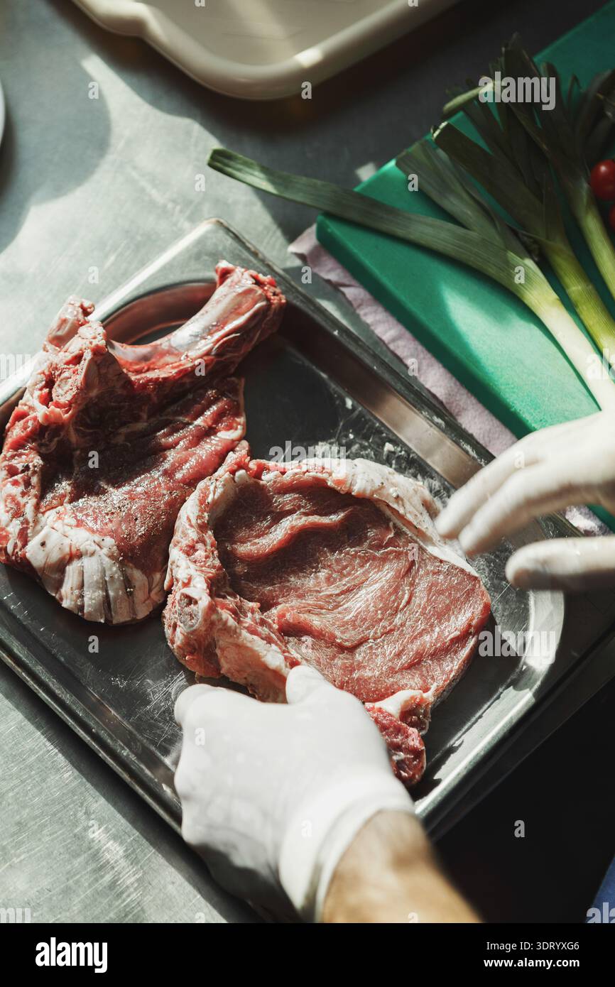 Collage di tagli di carne cruda preparati da uno chef in una cucina affollata durante la preparazione dei pasti Foto Stock