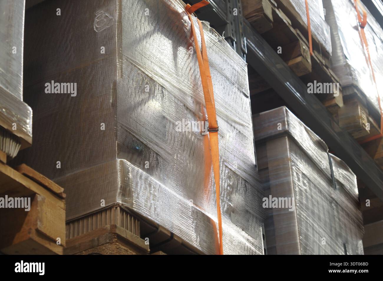 Le scatole sono impilate in un magazzino su pallet di legno Foto Stock