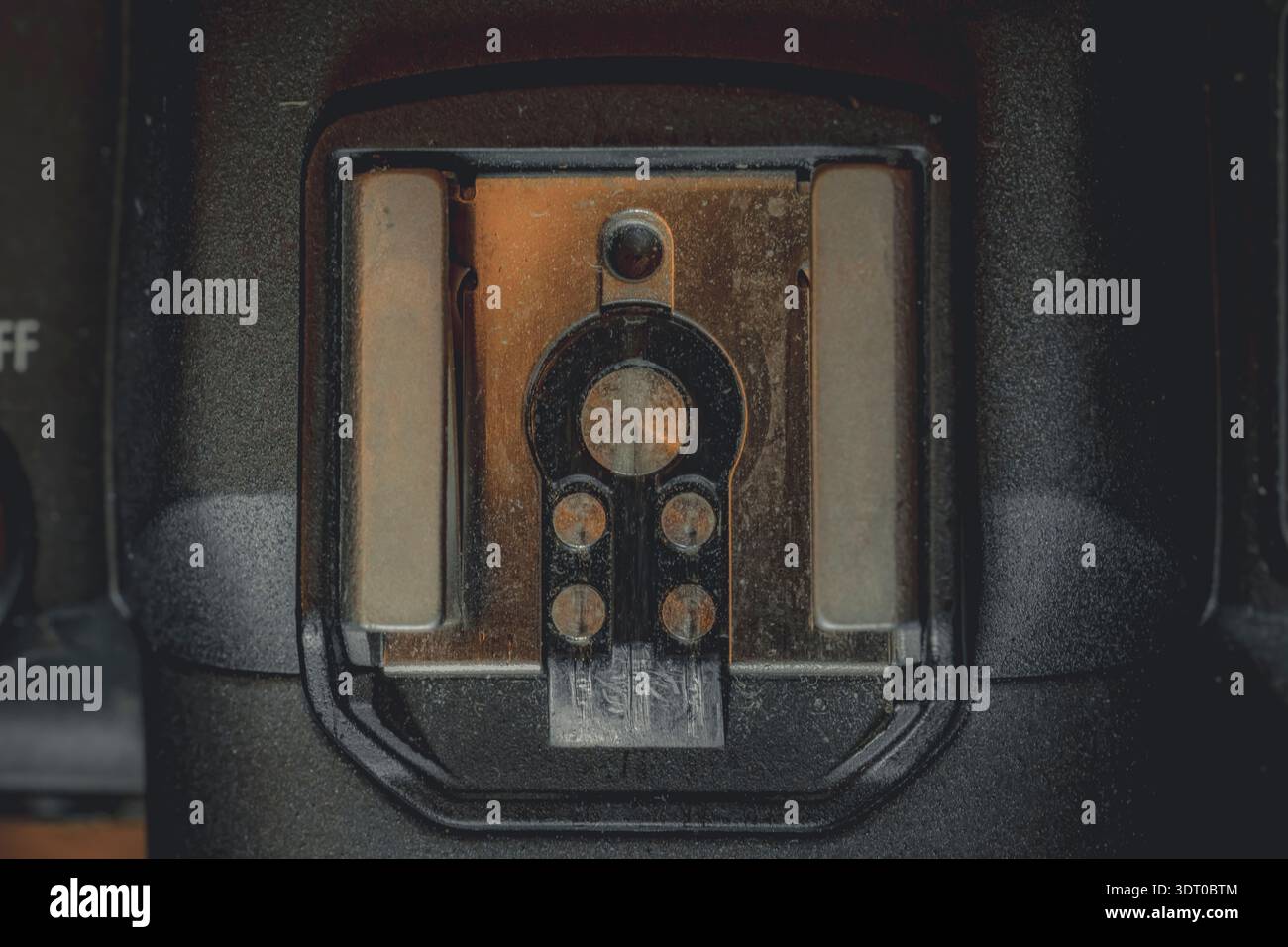 Primo piano di un supporto a supporto caldo della telecamera che mostra i punti di contatto elettrici e i comandi circostanti in una vista macro dettagliata Foto Stock