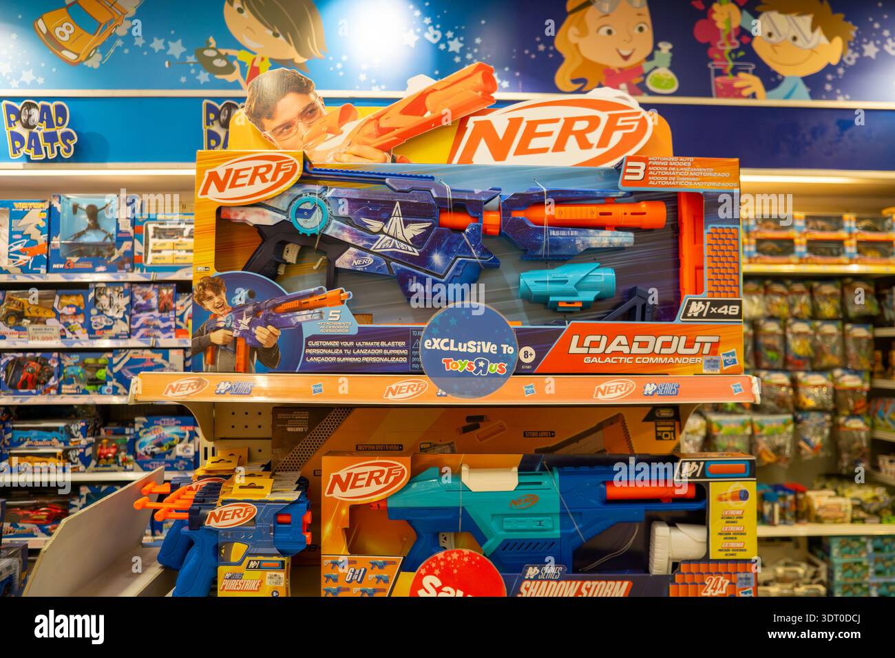I blaster giocattolo Nerf esposti in vendita nel negozio ToysRU, che espone i giocattoli per bambini più famosi e il concetto di shopping al dettaglio nelle Filippine Foto Stock