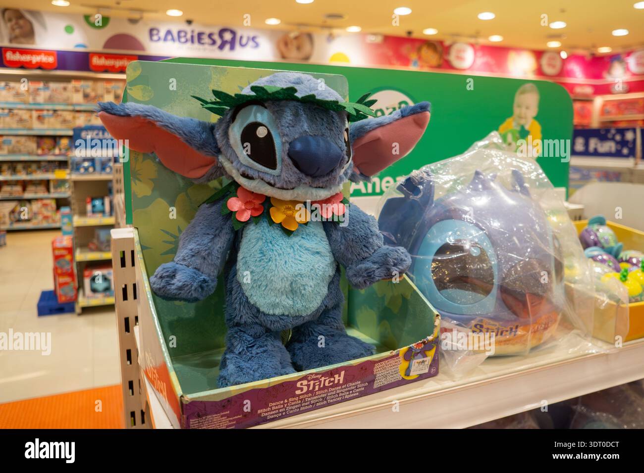 Peluche Disney Stitch esposto sullo scaffale all'interno di un moderno negozio di giocattoli con prodotti per bambini colorati e ambiente per lo shopping sullo sfondo Foto Stock