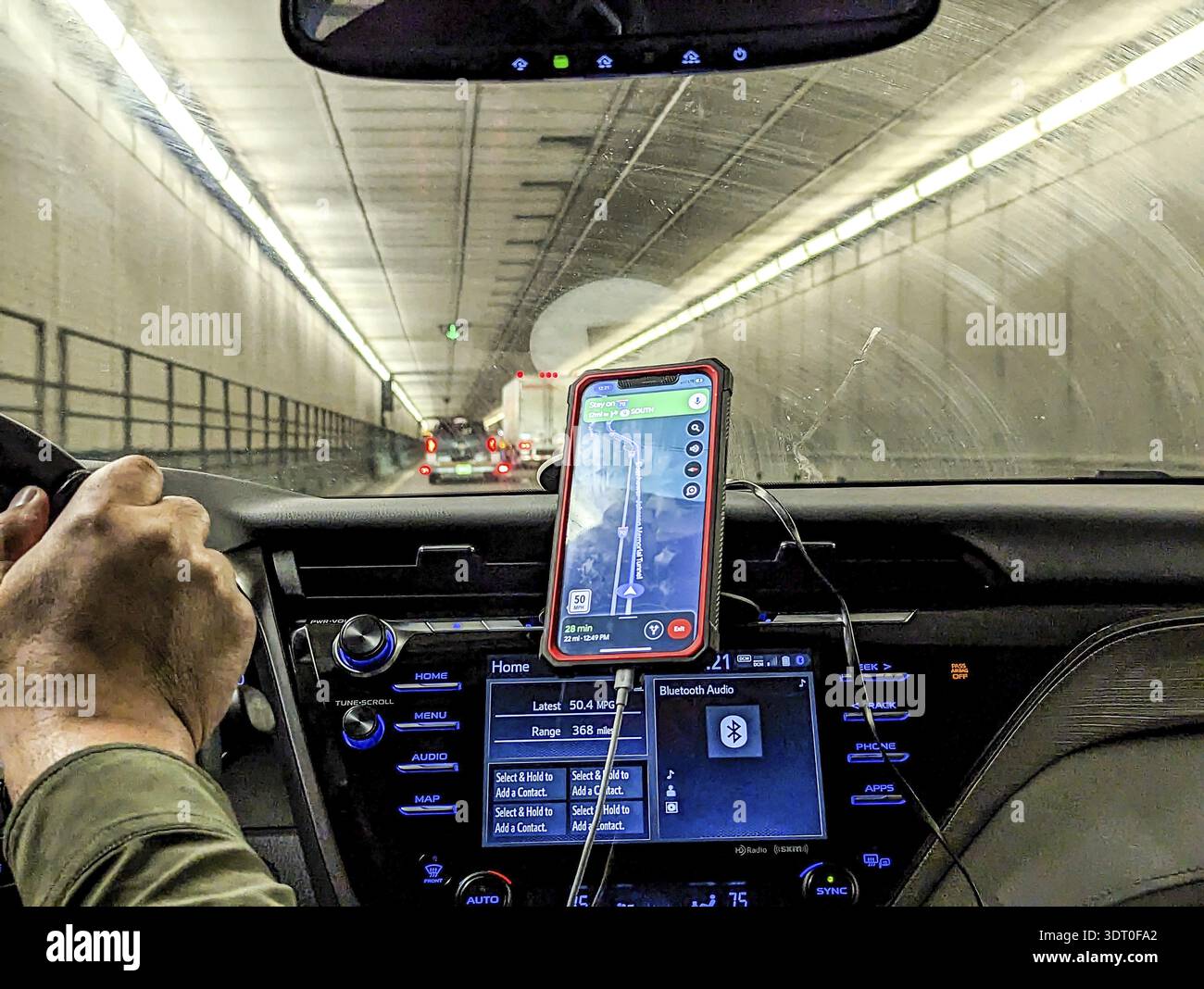 Guidare in un'auto uber attraverso un tunnel Foto Stock