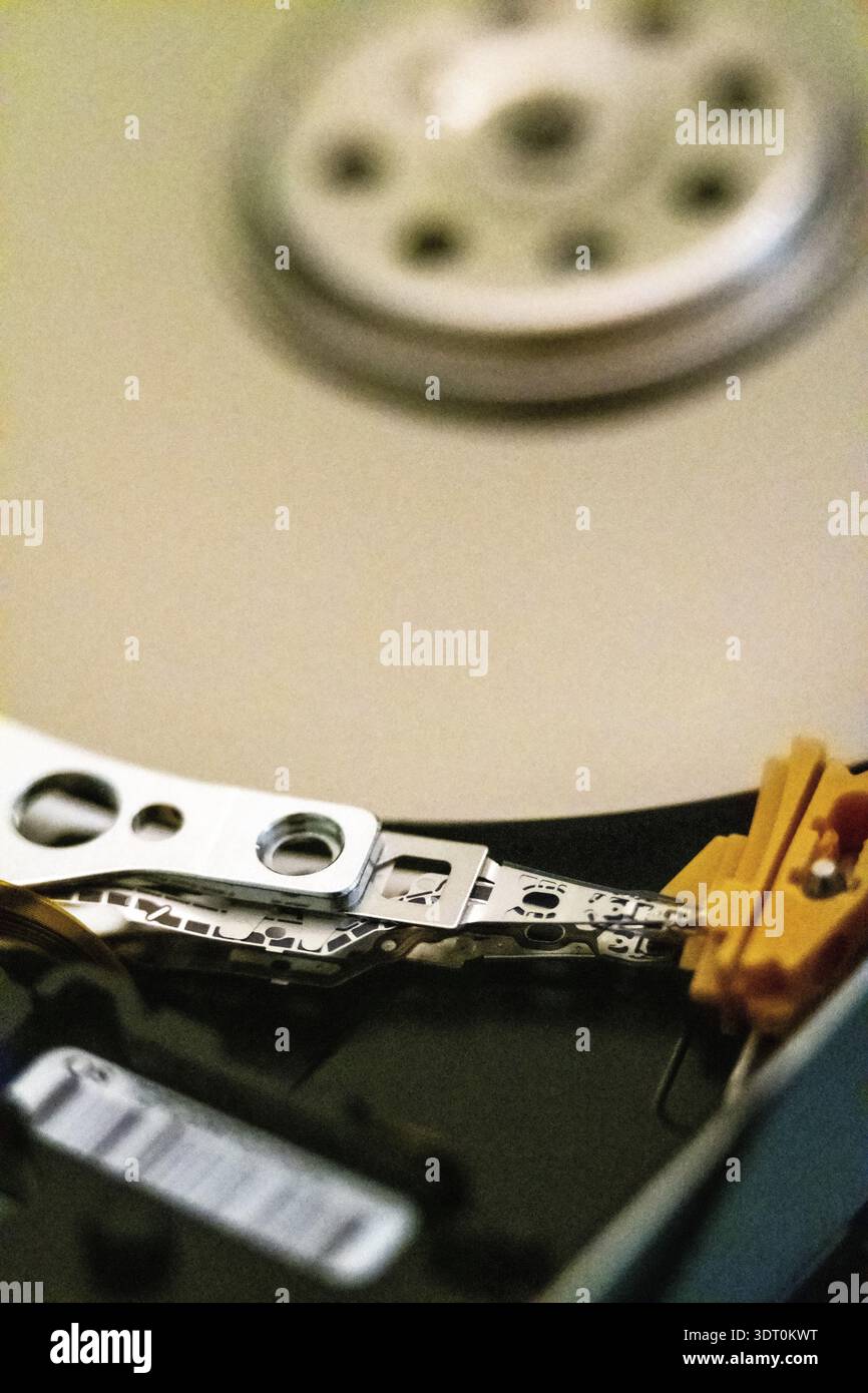 Parti mobili interne ed elettronica di un disco rigido tipico guida Foto Stock