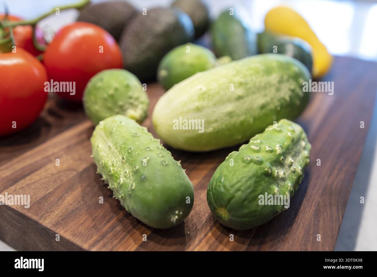 Verdure sul tagliere del blocco macellaio Foto Stock