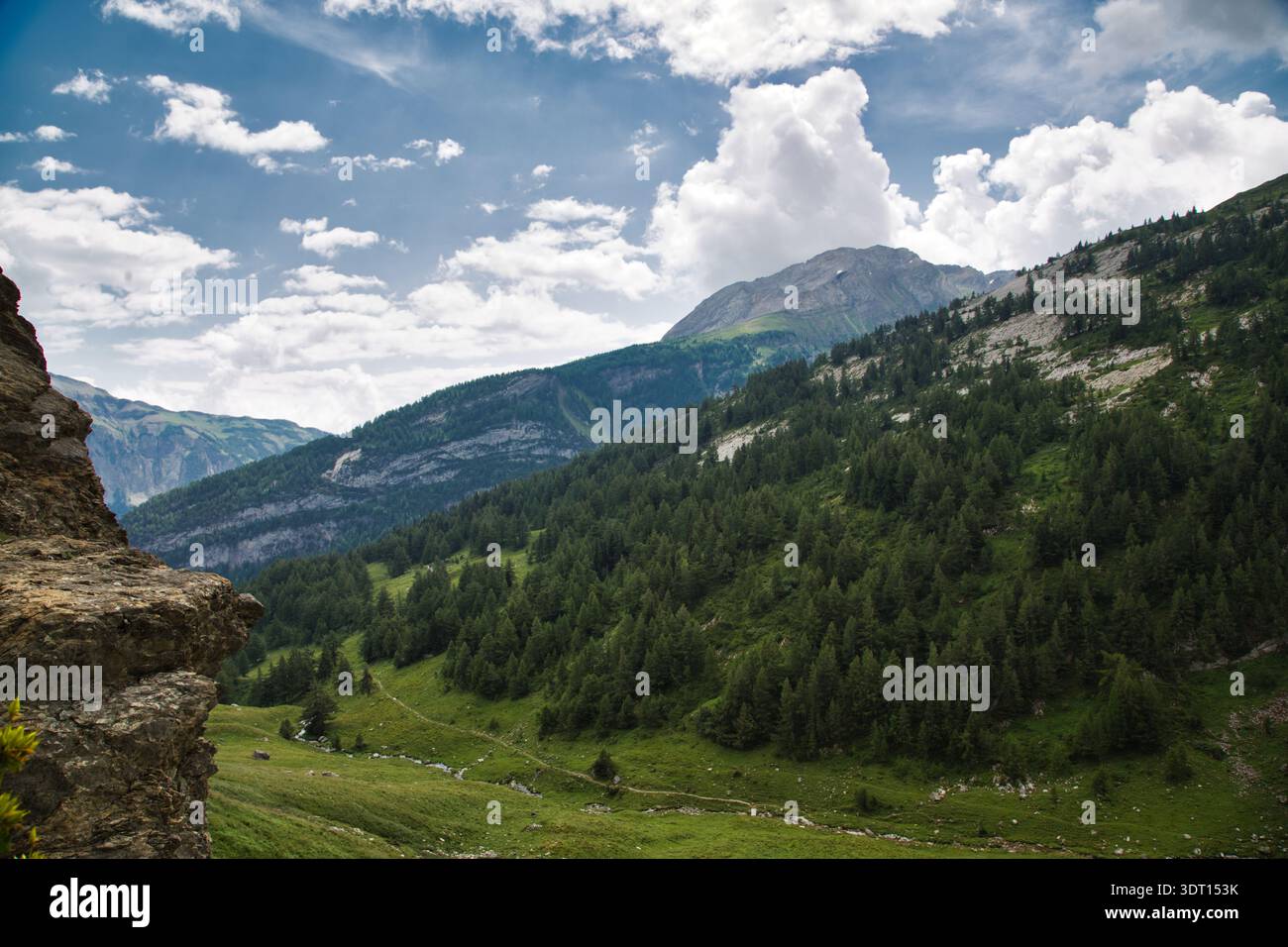 Splendida vista su Derborence, Svizzera, con colline e montagne. Foto Stock