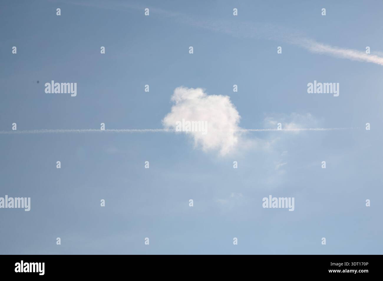 Una nuvola solitaria in un cielo limpido e blu sopra Derborence, Svizzera. Foto Stock