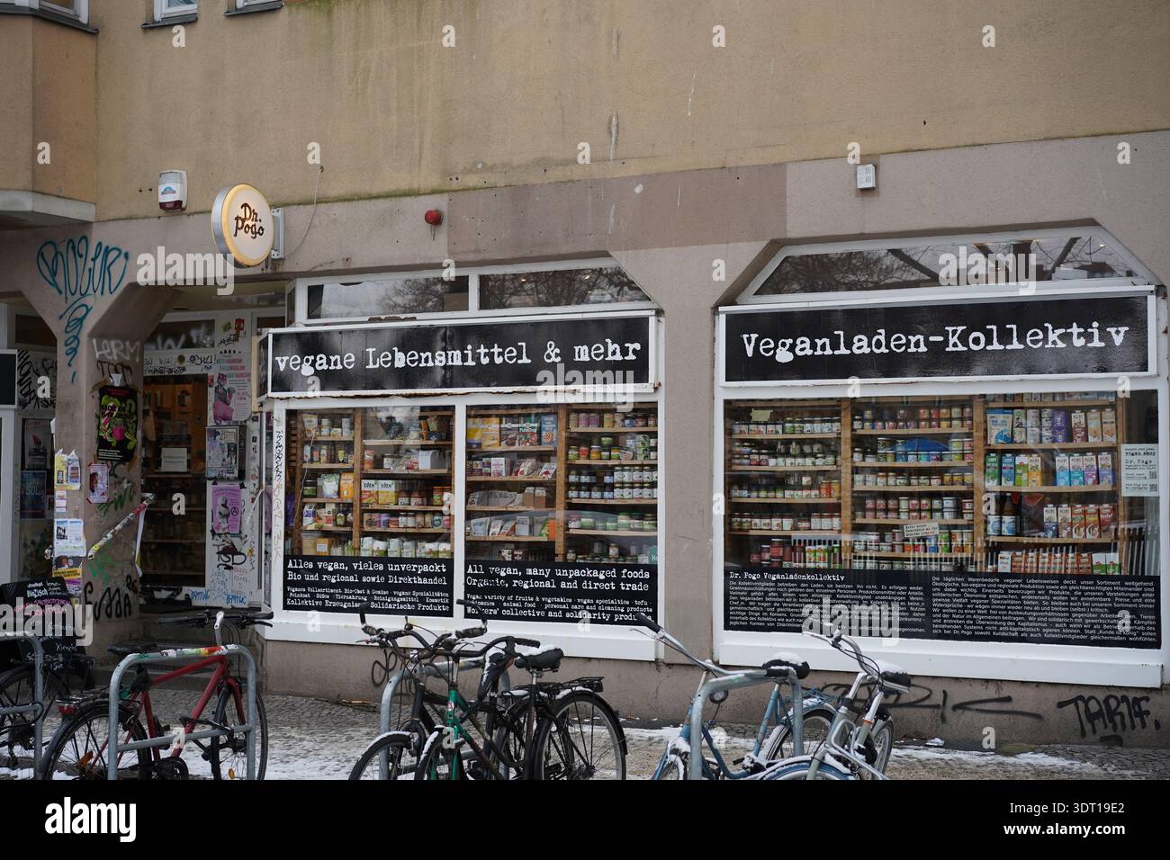 Berlino, Germania - 18 febbraio 2026: Esterno del Dr. Pogo Veganladen-Kollektiv, un negozio di alimentari vegano gestito da lavoratori presso Karl-Marx-Platz a Neukölln. Foto Stock