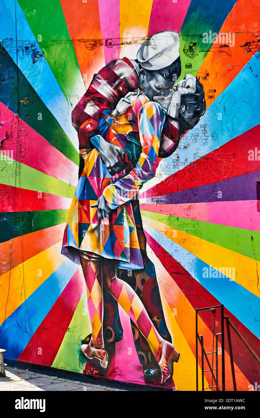 Una coppia condivide un bacio in un colorato murale sulla High Line di Manhattan. Le opere d'arte illuminano la zona e attirano molti visitatori. Foto Stock