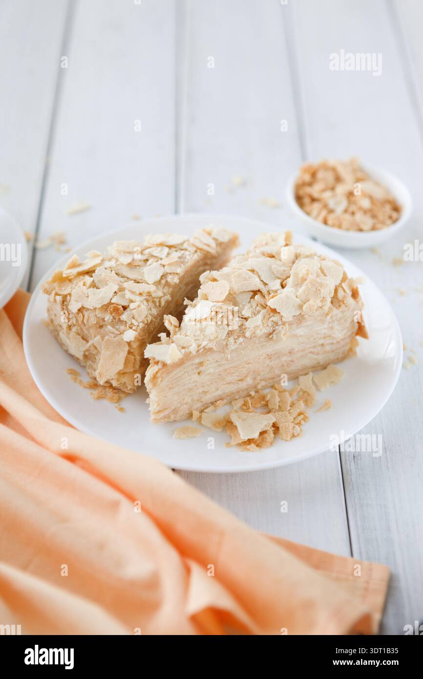 Collage di dessert con torta a strati con condimento croccante su un piatto bianco Foto Stock