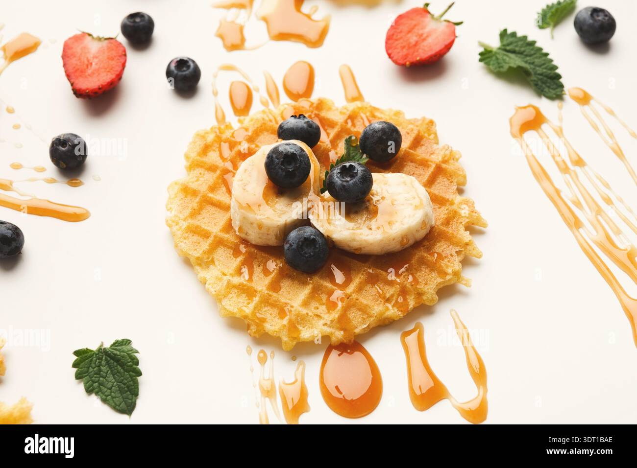 Waffle con frutta e sciroppo in un collage creativo di dolcetti dolci Foto Stock