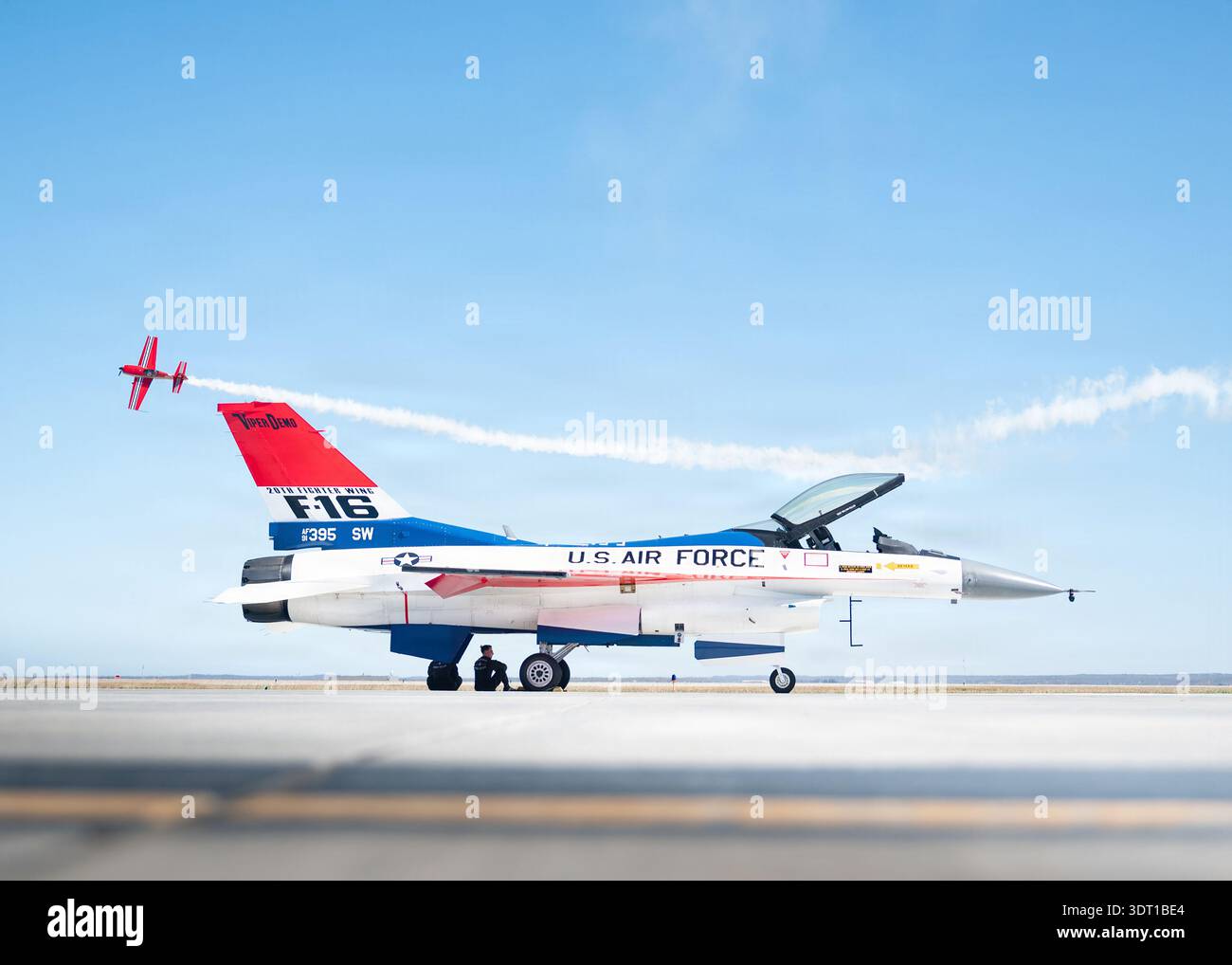 Un F-16C Fighting Falcon della U.S. Air Force è pronto per il lancio durante uno show aereo a Laredo, Texas, 15 febbraio 2026. L'F-16, un aereo da combattimento multiruolo Foto Stock