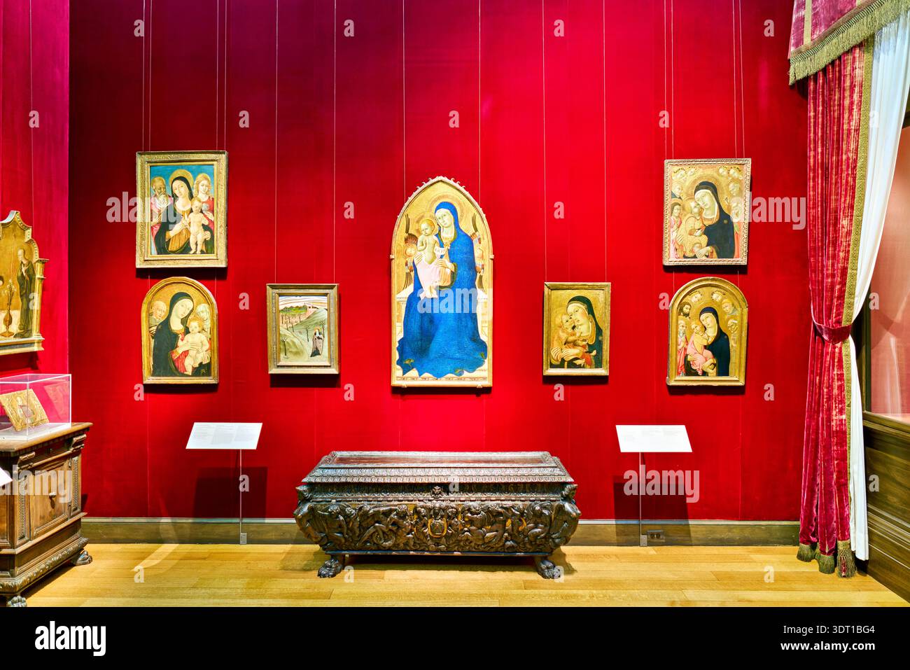I visitatori possono ammirare opere d'arte religiose nella Robert Lehman Collection al Metropolitan Museum of Art di Manhattan, New York durante il giorno. Foto Stock