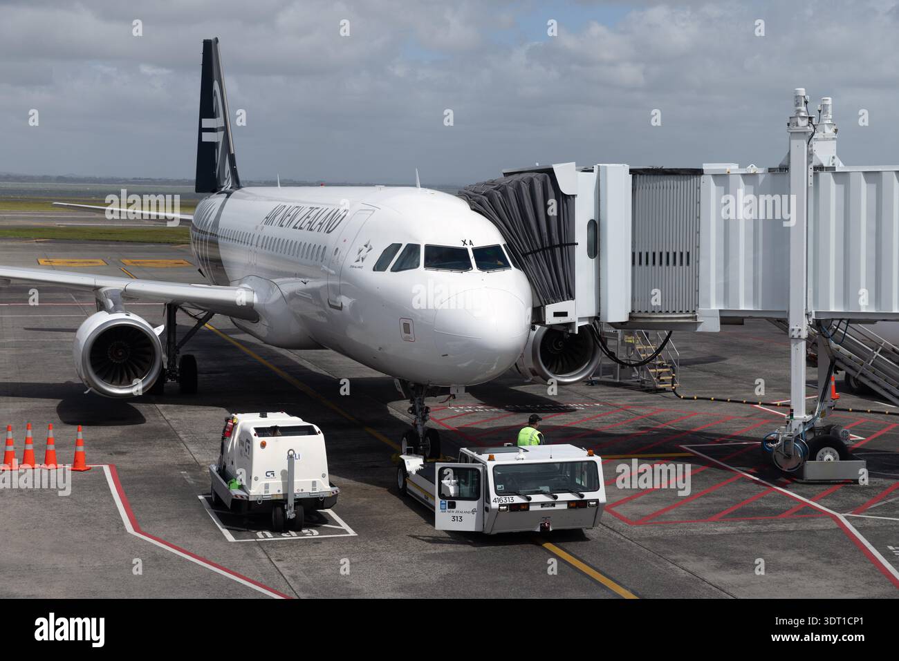 Air New Zealand Aircraft al gate con jet bridge, Auckland Airport, Auckland, nuova Zelanda. Foto Stock