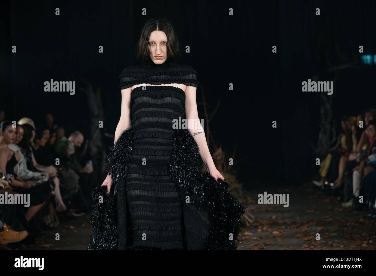 Londra, Regno Unito. 19 febbraio 2026. Una modella cammina sulla passerella alla sfilata Agro Fashion durante la London Fashion Week. Credito: SOPA Images Limited/Alamy Live News Foto Stock