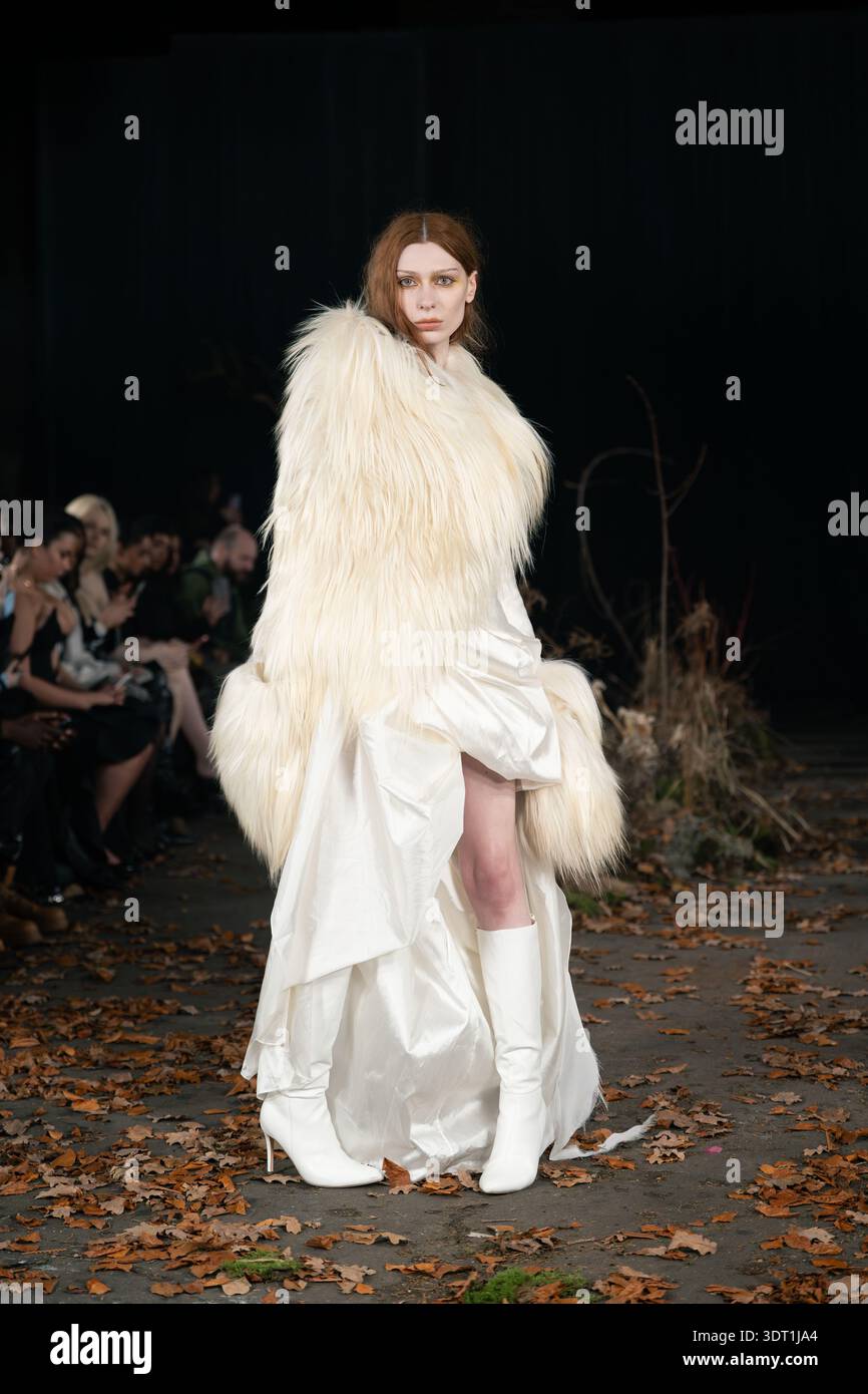 Londra, Regno Unito. 19 febbraio 2026. Una modella cammina sulla passerella alla sfilata Agro Fashion durante la London Fashion Week. Credito: SOPA Images Limited/Alamy Live News Foto Stock