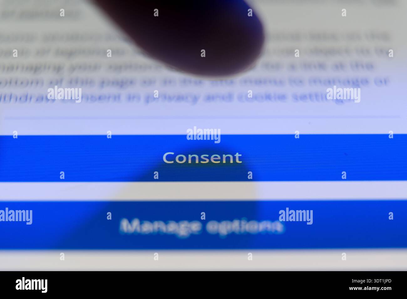 Primo piano di un dito che sta per premere un pulsante blu di consenso sullo schermo di uno smartphone, concetto di privacy digitale, politica sui cookie e accordo sui dati utente. Foto Stock