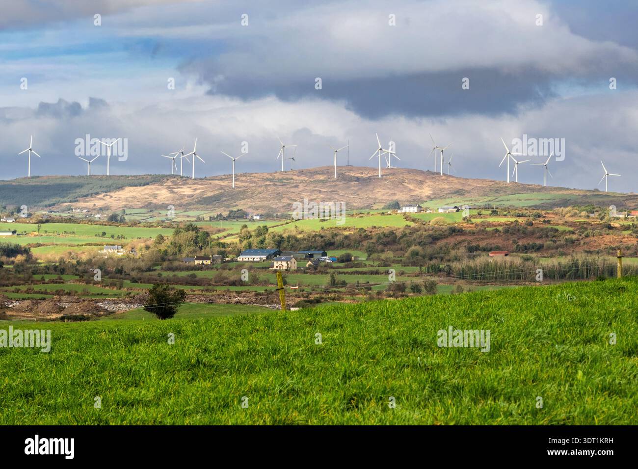 Ballybane Wind Farm, che consiste di 21 turbine Enercon E70 con una capacità produttiva netta di 48 MW, a West Cork, Irlanda. Foto Stock