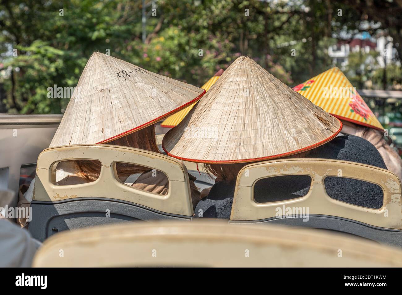 Persone che indossano tradizionali cappelli conici vietnamiti non la ad Hanoi, Vietnam. Foto Stock