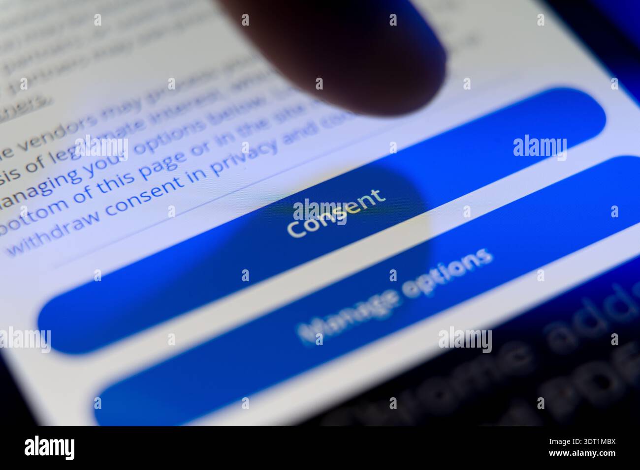 Primo piano di un dito che sta per premere un pulsante blu di consenso sullo schermo di uno smartphone, concetto di privacy digitale, politica sui cookie e accordo sui dati utente. Foto Stock