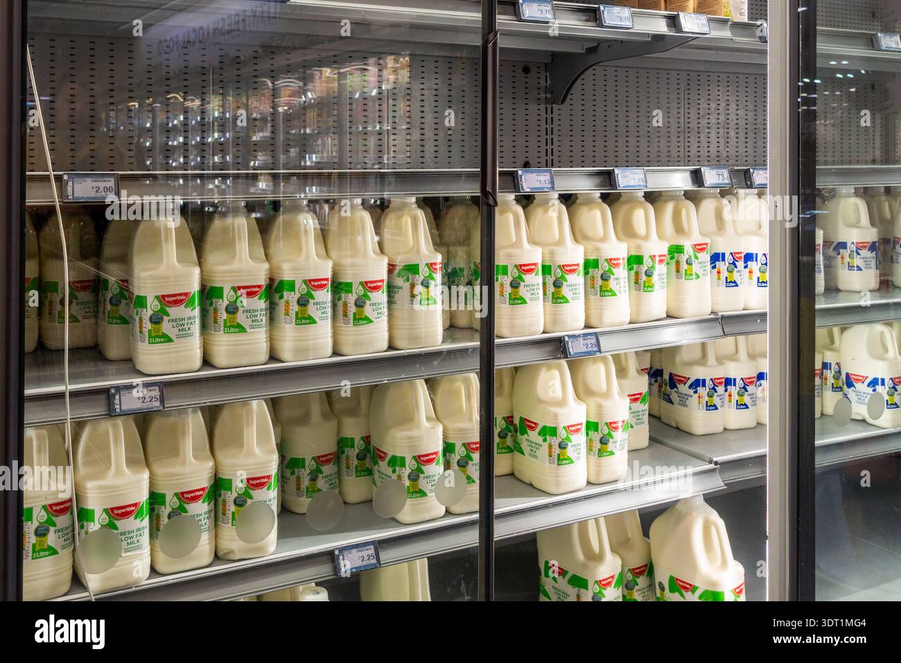 Frigorifero a base di latte nel supermercato Supervalu, Bantry, West Cork, Irlanda. Foto Stock