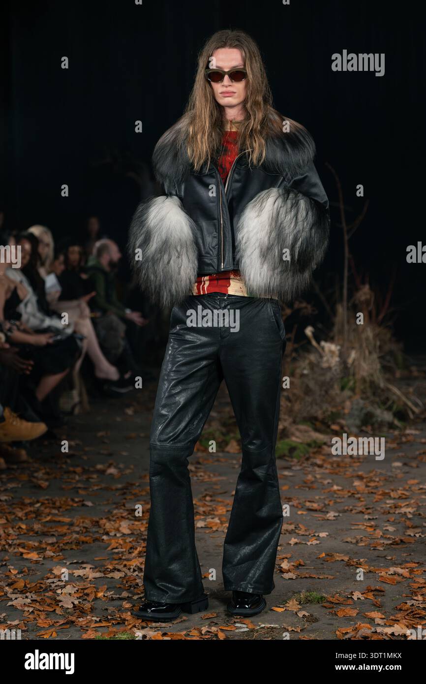 Londra, Regno Unito. 19 febbraio 2026. Una modella cammina sulla passerella alla sfilata Agro Fashion durante la London Fashion Week. (Foto di Lounis Tiar/SOPA Images/Sipa USA) credito: SIPA USA/Alamy Live News Foto Stock