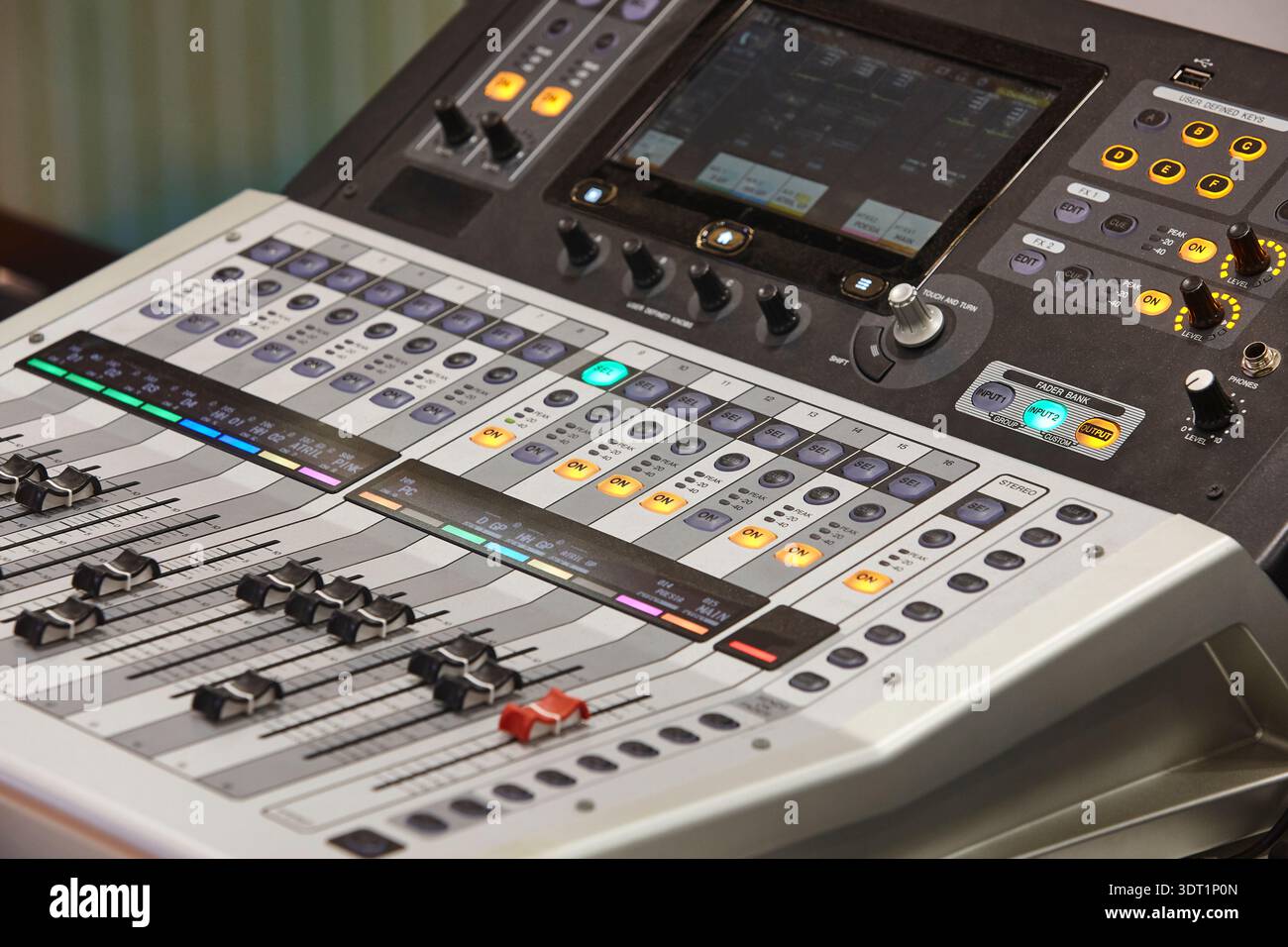 Dettagli della scrivania di missaggio audio. Controllo audio professionale. Apparecchiature di trasmissione Foto Stock