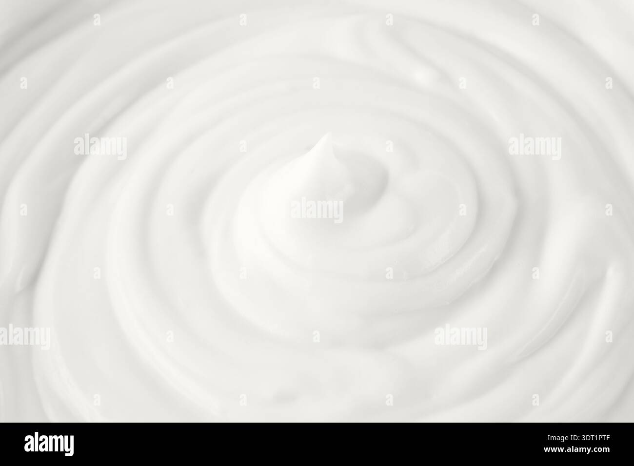Crema di yogurt greco con latte morbido come sfondo nel colore alla moda di 2026 anni Cloud Dancer. Foto Stock