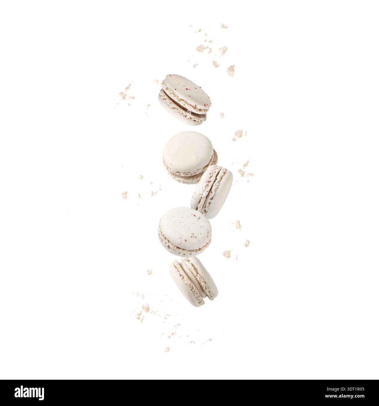 Biscotti al cioccolato bianco dolce francese, macaron, macaron con briciole di colore alla moda 2026 Cloud Dancer, che volano isolati su sfondo bianco. Pasticceria Foto Stock