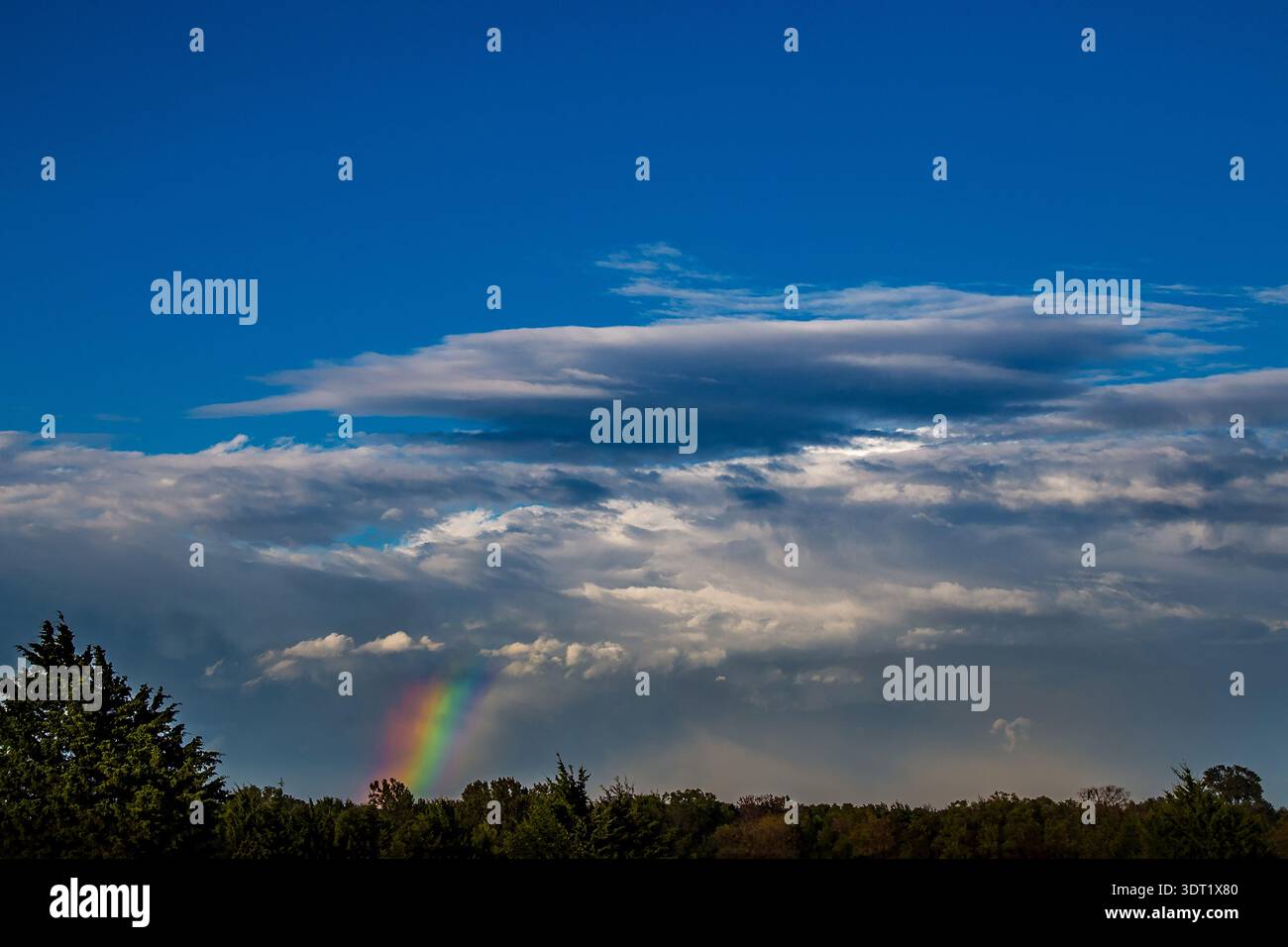 L'arcobaleno lontano in Cloudy Stormy Sky Foto Stock