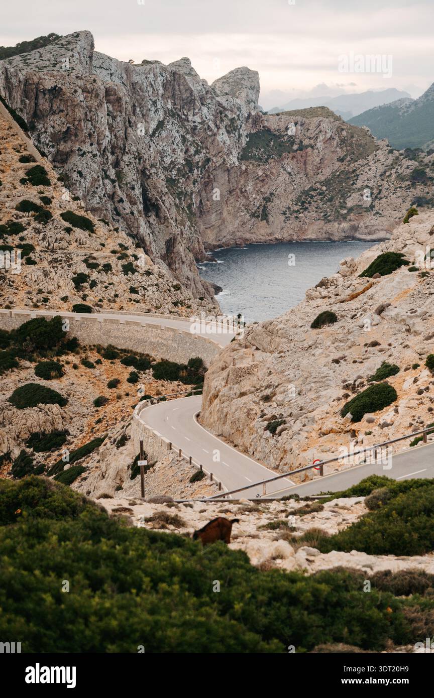 Strada tortuosa attraverso le scogliere a Cap de Formentor, Maiorca Foto Stock