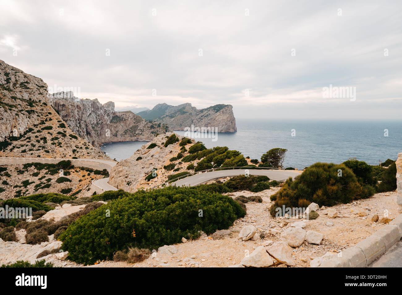 Strada tortuosa e scogliere a Cap de Formentor, Maiorca Foto Stock