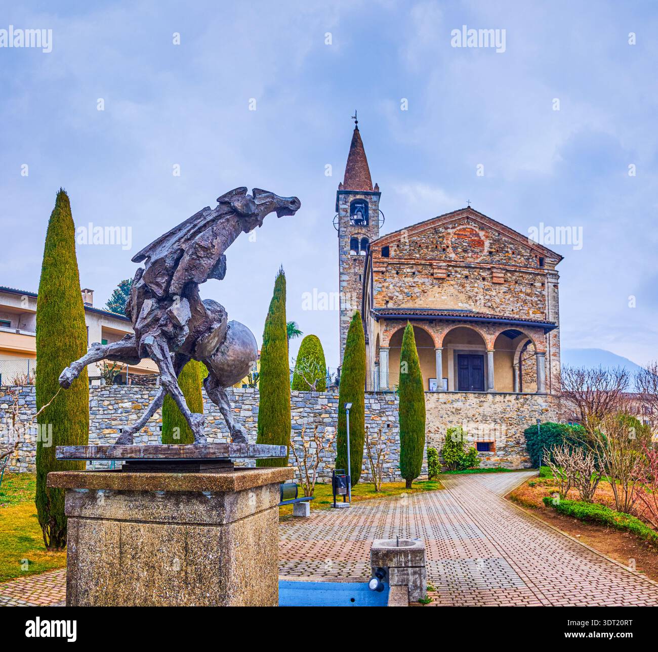COMANO, SVIZZERA - 15 MARZO 2022: Il Cavallo di Nag Arnoldi la dinamica scultura in bronzo mostra un cavallo in movimento che si alza e torce come se si difendesse Foto Stock