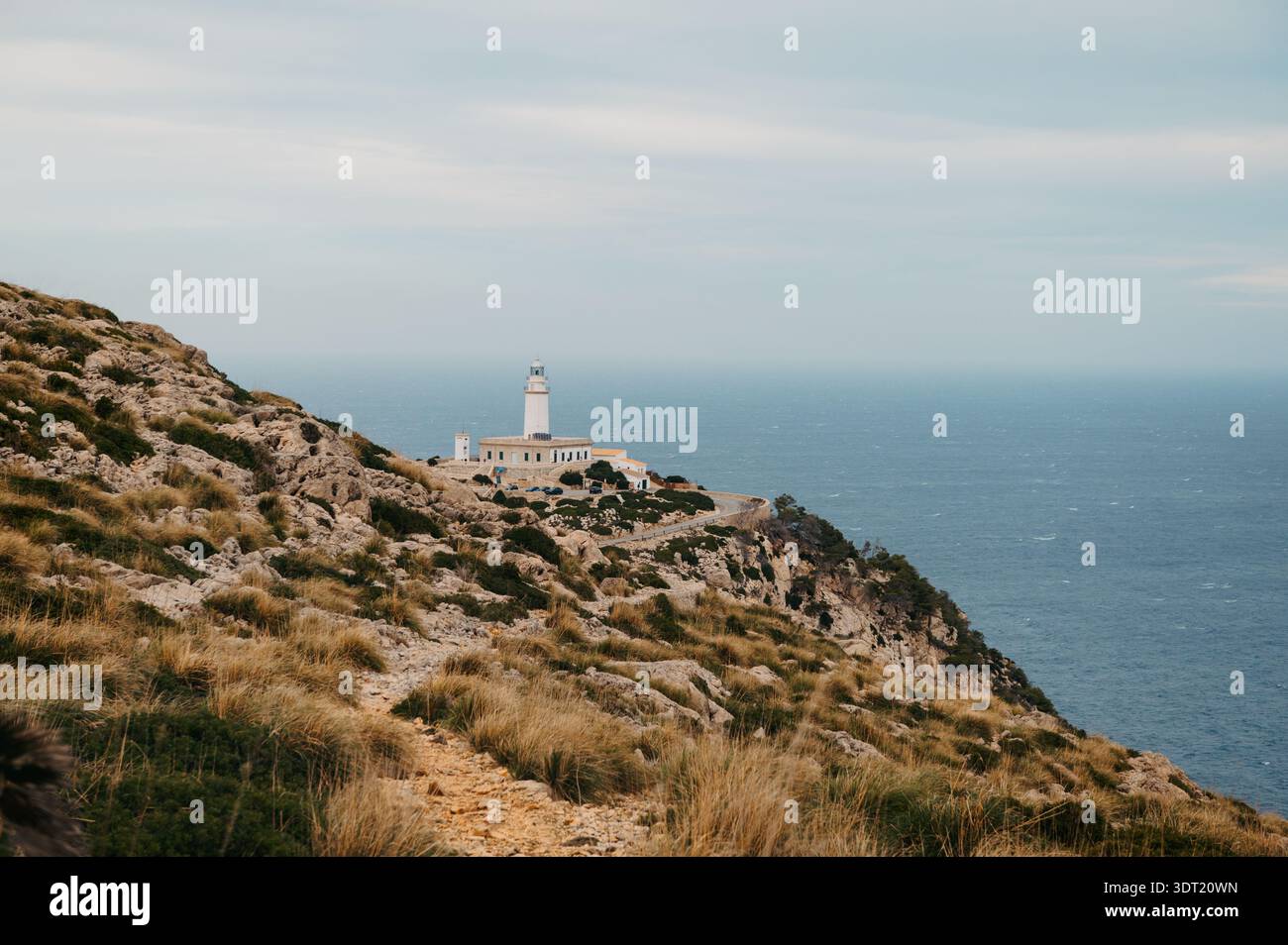 Vista distante del faro di Formentor sulle scogliere rocciose, Cap de Formentor Foto Stock
