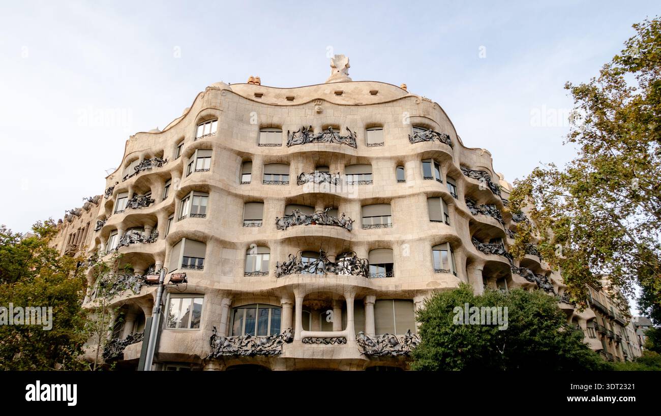 La splendida terrazza e l'intricata facciata de la Pedrera a Barcellona mettono in mostra lo stile unico di Antoni Gaudí, catturando l'essenza del modernismo catalano Foto Stock