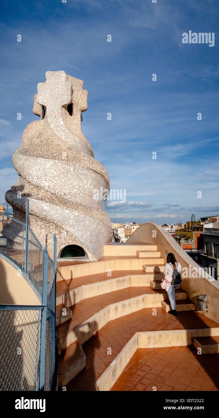 La splendida terrazza de la Pedrera a Barcellona mette in mostra il genio architettonico di Antoni Gaudí. Una miscela di forme organiche e motivi a mosaico evidenziano Foto Stock