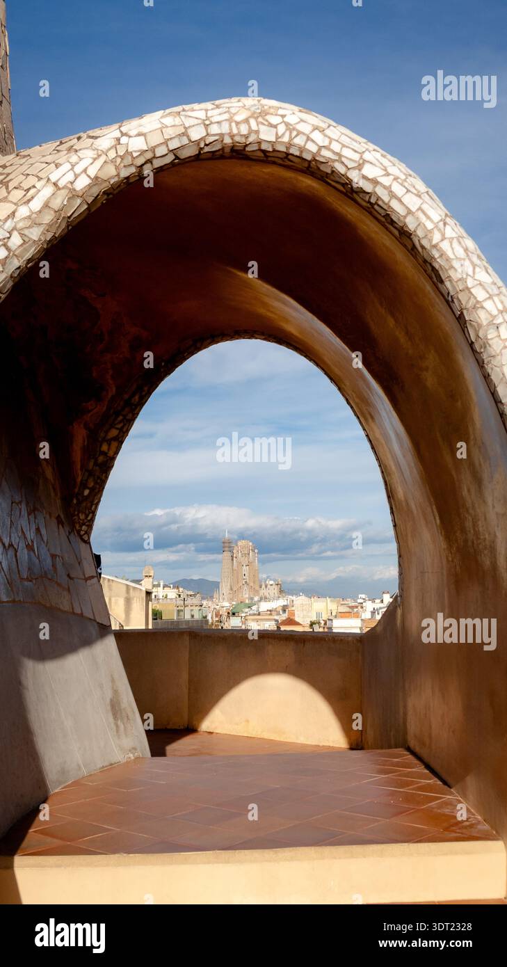 Una splendida vista sulla terrazza de la Pedrera e la facciata architettonica unica di Barcellona. Il design intricato e gli elementi iconici catturano l'essenza di Foto Stock