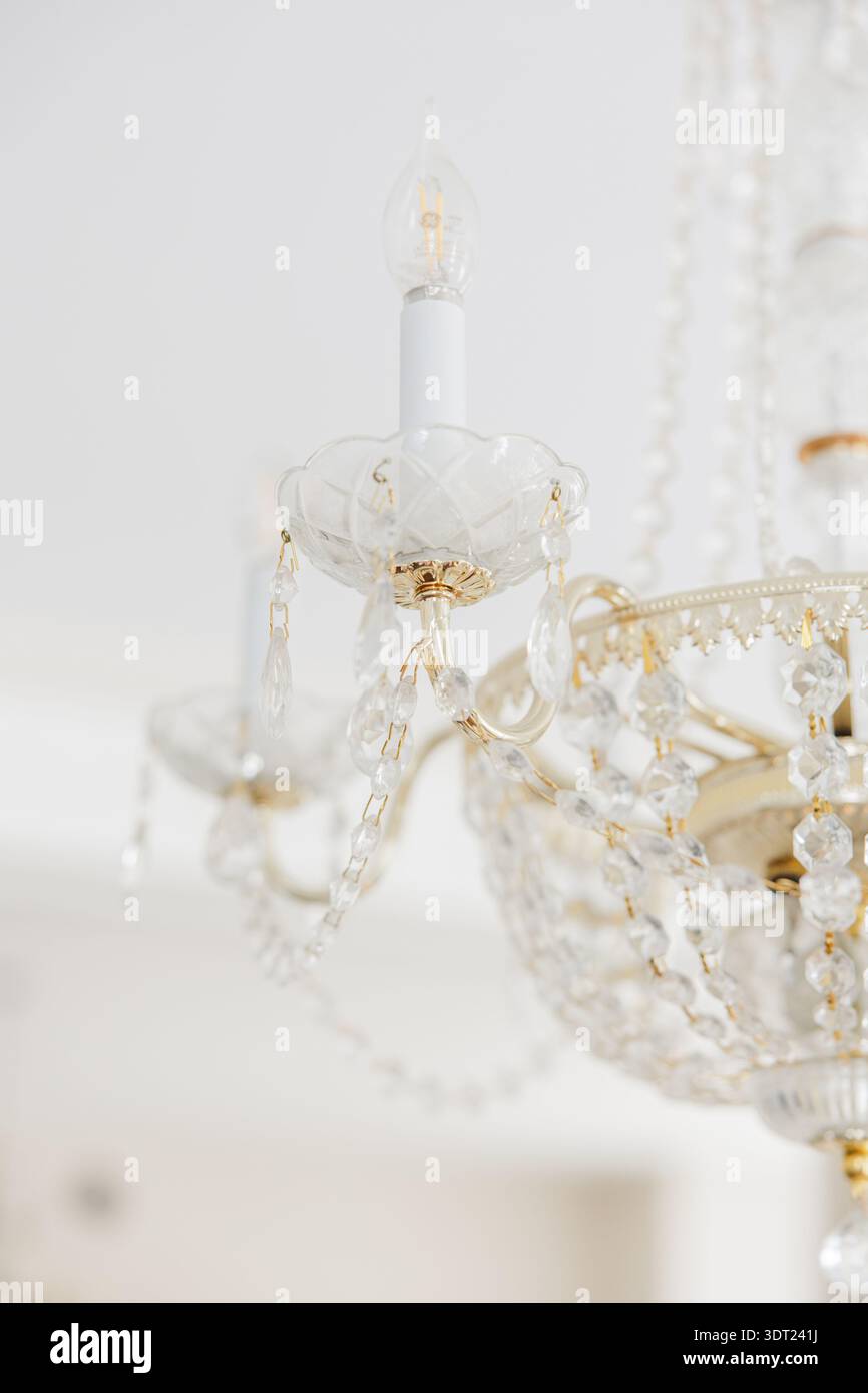 Lampadario di cristallo che illumina l'elegante arredo della baby shower Foto Stock