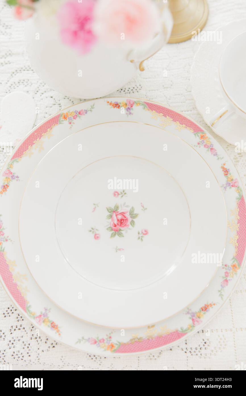 Piatti floreali vintage che decorano la festa del tè della baby shower Foto Stock