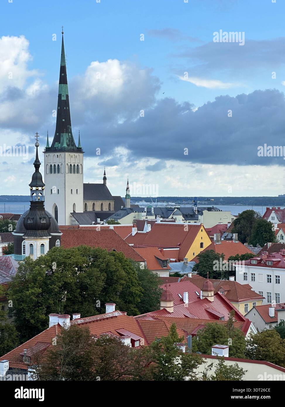 Tetti e guglie della città vecchia di Tallinn con la chiesa di Sant'Olaf, Harjumaa, Estonia, settembre 2024 Foto Stock