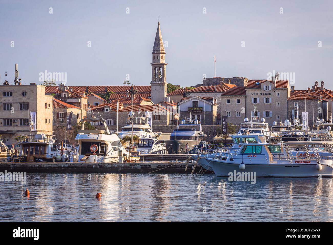 Budva, Montenegro - 22 maggio 2017: Città vecchia con cattedrale di San Giovanni a Budva, situata sulla riva adriatica Foto Stock