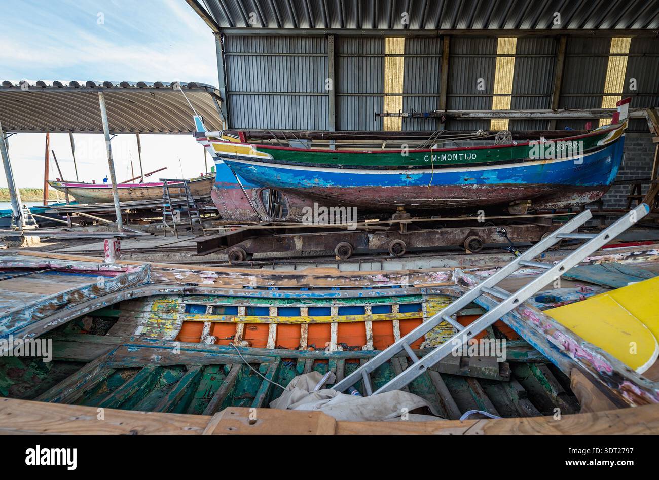 Sarilhos Pequenos, Portogallo - 12 ottobre 2018: All'interno del cantiere navale delle tradizionali barche del fiume Tago a Sarilhos Pequenos Foto Stock