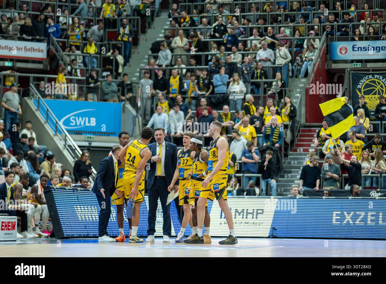 Mikko Riipinen (MHP RIESEN Ludwigsburg, capo-allenatore), Brandon Tischler (MHP RIESEN Ludwigsburg, #24), Elijah Hughes (MHP RIESEN Ludwigsburg, #07), Kenneth Desloovere (MHP RIESEN Ludwigsburg, Co-Coach), Julis Baumer (MHP RIESEN Ludwigsburg, #37) Spieltag, Spielzeit 2025/2026, 19.02.2026, foto: Eibner-Pressefoto/Sascha Walther Foto Stock