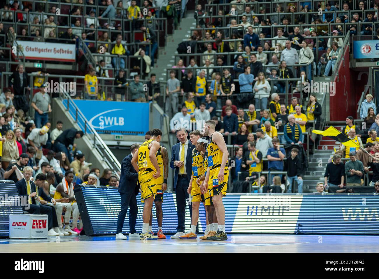 Mikko Riipinen (MHP RIESEN Ludwigsburg, capo-allenatore), Brandon Tischler (MHP RIESEN Ludwigsburg, #24), Elijah Hughes (MHP RIESEN Ludwigsburg, #07), Kenneth Desloovere (MHP RIESEN Ludwigsburg, Co-Coach), Julis Baumer (MHP RIESEN Ludwigsburg, #37) Spieltag, Spielzeit 2025/2026, 19.02.2026, foto: Eibner-Pressefoto/Sascha Walther Foto Stock