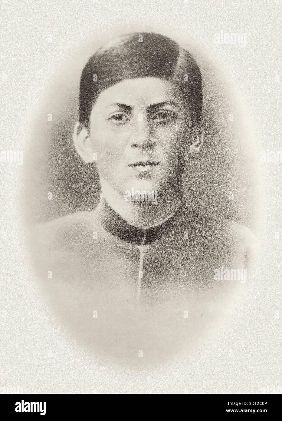 Questa fotografia antica del 1893 raffigura un giovane Joseph Stalin da adolescente. Il ritratto lo cattura durante i suoi primi anni, molto prima della sua ascesa al potere come leader dell'Unione Sovietica. Questo colpo di testa offre uno scorcio raro sulla vita di una delle figure più controverse del XX secolo. Foto Stock