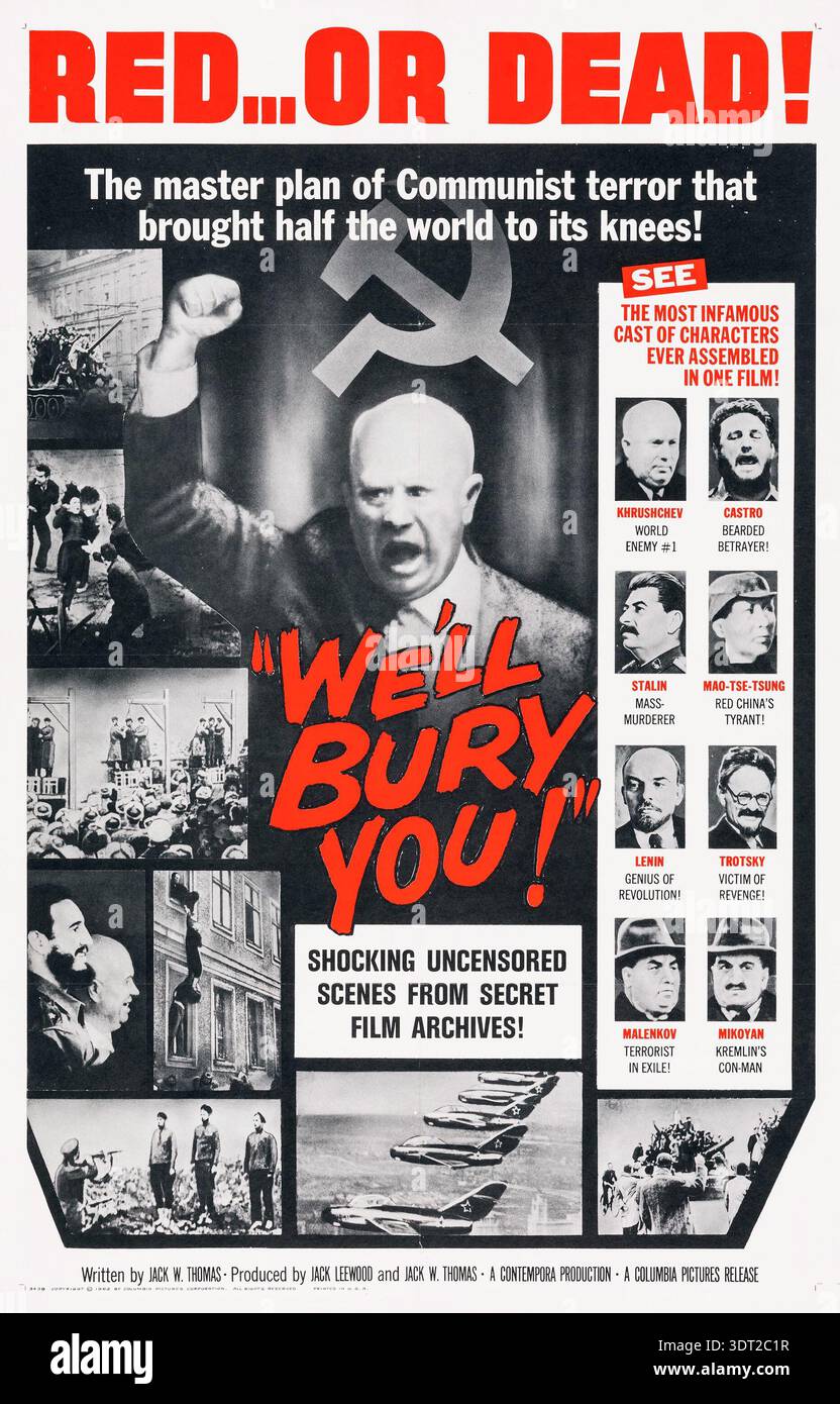 Questo poster cinematografico americano vintage del 1962 per "We'll Bury You!" Presenta un'immagine minacciosa di Nikita Khrushchev accanto a un martello e una falce, che avverte del "terrore comunista". Sensazionalizza leader della Guerra fredda come Fidel Castro, Joseph Stalin, Mao TSE-Tung, Vladimir Lenin, Leon Trotsky, Georgy Malenkov e Anastas Mikoyan promettono "scene scioccanti e senza censura da archivi cinematografici segreti". Foto Stock