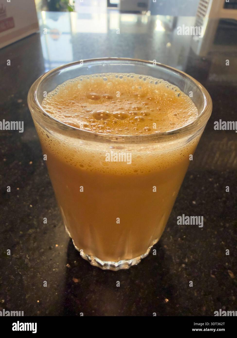 Doha, Qatar - 10 febbraio 2026: Tè al latte fresco o Kadak Chai indiano. Foto Stock