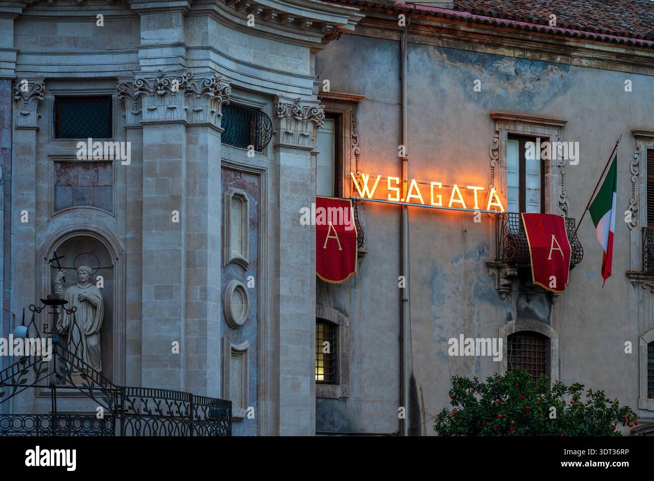 Insegna W S Agata illuminata sulla chiesa di San Placido durante le celebrazioni di Sant'Agata a Catania, Sicilia, Italia. Foto Stock