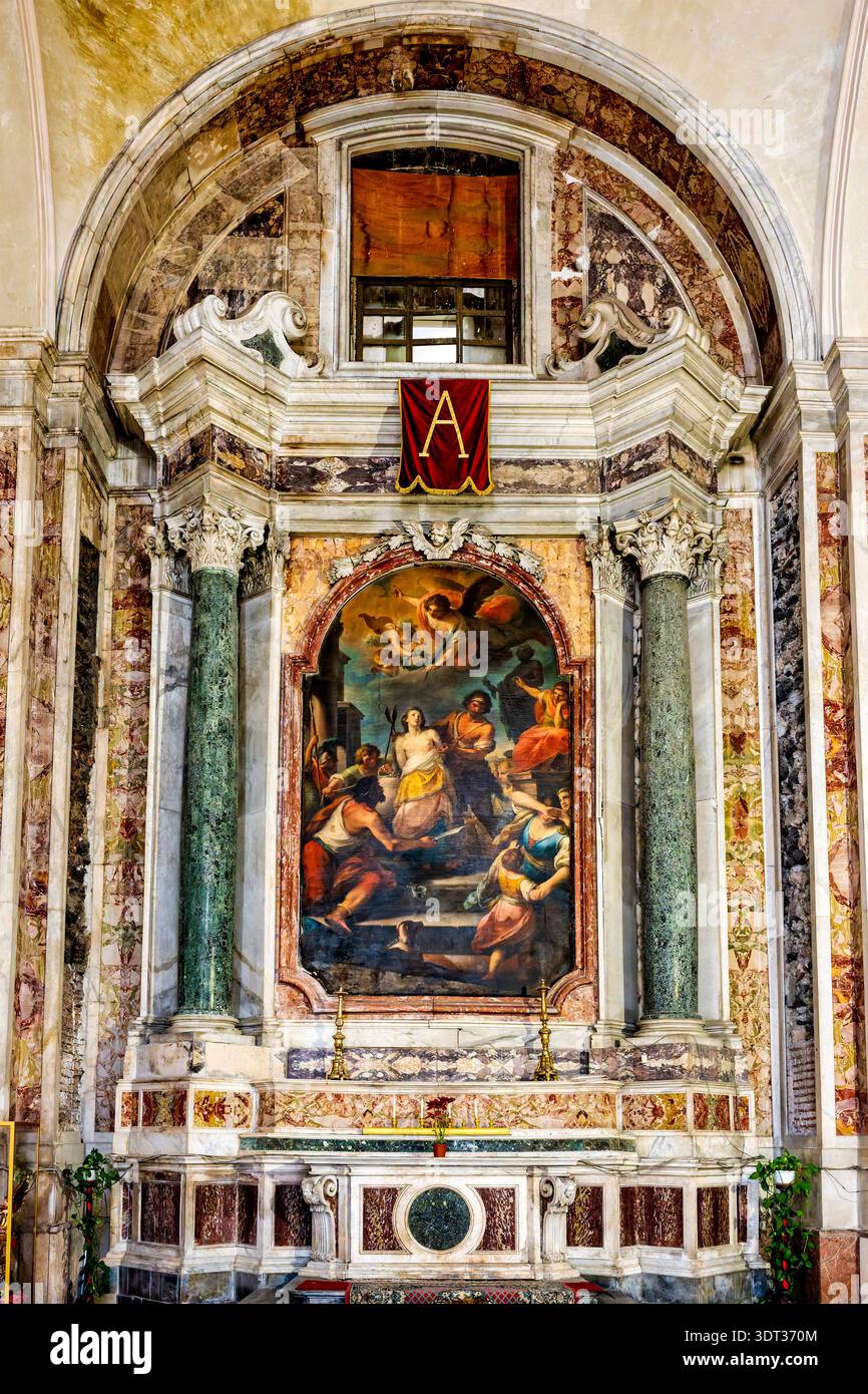 Martirio di Sant'Agata a San Nicolò l'Arena, Catania, Sicilia, Italia. Grande pala d'altare barocca incastonata in una cornice di cappella in marmo. Foto Stock