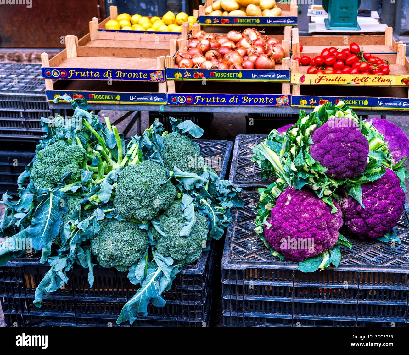 Broccoli verdi e viola in una bancarella di mercato a Catania, Sicilia, Italia Foto Stock